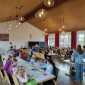 60 Kinder beim Essen