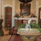 Altar und Taufstein samt Kirche sind geschmückt.