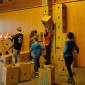 Kinder bauen aus Papphockern einen Turm