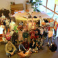 Gruppenfoto vor einer aus Pappe selbstgebauten Arche