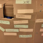 Papierstreifen mit W&uuml;nschen f&uuml;r eine bessere Welt an der Arche