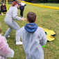 Kinder versuchen einem "Alien" Dinge wegzunehmen