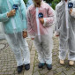 Drei Kindern in "Weltraumanz&uuml;gen" aus Overalls