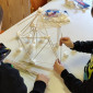 Pyramide aus Schaschlikspie&szlig;en und Marshmallows