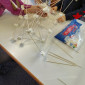 Pyramide aus Schaschlikspie&szlig;en und Marshmallows