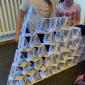 Pyramide aus Bierdeckeln