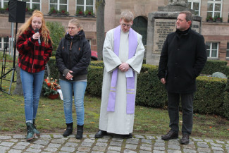 Gruppenbild Ansprache am Kriegerdenkmal