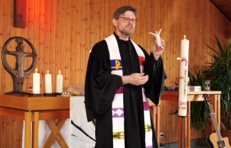 Pfarrer Thomas beim Oster-Familiengottesdienst 2020
