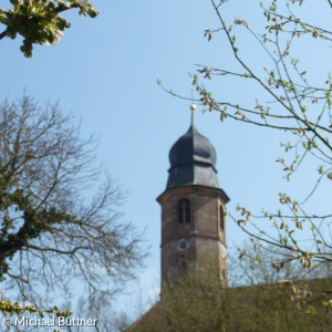 Frühling und Kirchturm