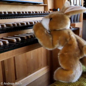 Osterhase an der Orgel