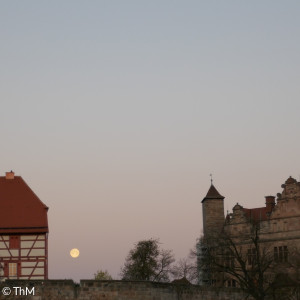 Vollmond zwischen Pfarrhaus 2 und Kirchturm